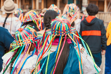 Fototapeta na wymiar Ceremonia andina Warmi Punlla, donde mujeres indígenas del norte de los andes ecuatorianos bailan en agradecimiento al sol y la pachamama por las cosechas del mes de junio.