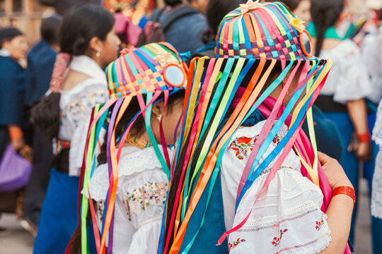 Ceremonia andina Warmi Punlla, donde mujeres ind&iacute;genas del norte de los andes ecuatorianos bailan en agradecimiento al sol y la pachamama por las cosechas del mes de junio.
