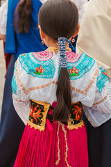 Ceremonia andina Warmi Punlla, donde mujeres indígenas del norte de los andes ecuatorianos bailan en agradecimiento al sol y la pachamama por las cosechas del mes de junio.
