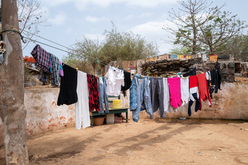 Du linge sèche sur l'île de Gorée au large de Dakar au Sénégal en Afrique occidentale