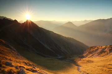 Fototapeta na wymiar gols autumn sunrise in rocky Alps, Austria