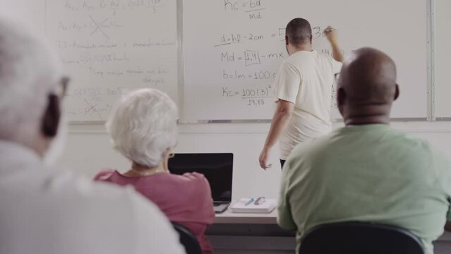 alunosa adultos e senor Brasileiros na sala de aula presntando aten&ccedil;&atilde;o no professor duarante aula de matem&aacute;tica em uma faculdade no Brasil