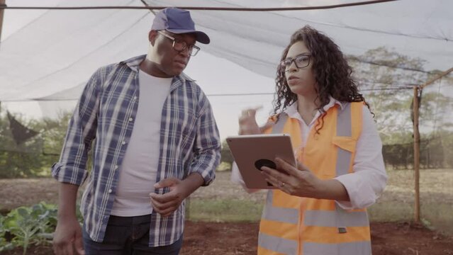 produtor rural Brasileiro aprendendo a utilizar um programa no tablet que controla a irriga&ccedil;&atilde;o de suas planta&ccedil;&ocirc;es