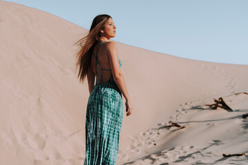 Chica morena guapa en un ambiente de playa y arena en el sur de españa