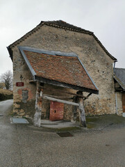 Fototapeta na wymiar Alpes, ferme rustique sur la route de La Mure