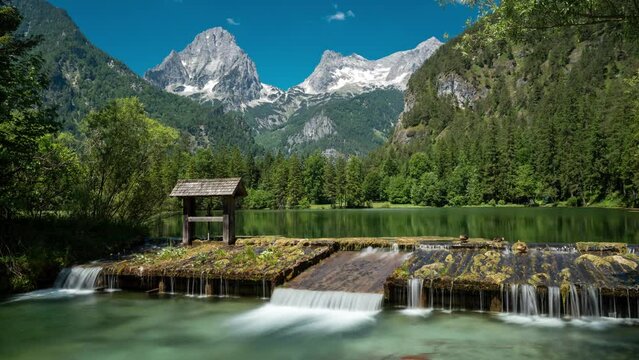 Schiederweiher nahe Hinterstoder in den &ouml;sterreichischen Alpen im Zeitraffer mit sch&ouml;ner Landschaft im Hintergrund