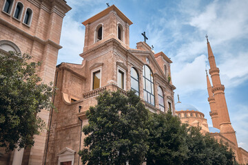 Saint George Maronite Cathedral, Maronite Catholic Archeparchy of Beirut, Archdiocese of the city of Beirut, and Mohammad Al-Amin Mosque or Blue Mosque, Beirut, Lebanon - obrazy, fototapety, plakaty