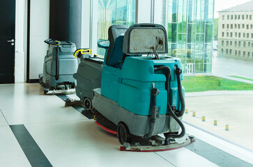 steerable scrubber dryer with steering is designed for cleaning floors in large areas.