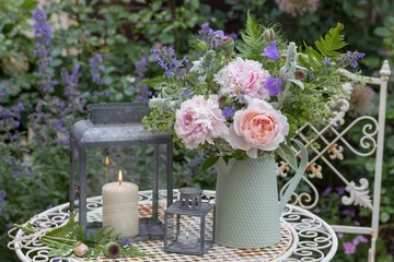 Fototapete Pfingstrosen romantisches Arrangement mit Blumenstrauß mit Rose, Pfingstrosen und Sommerblumen und vintage Laternen  © Natalia Greeske
