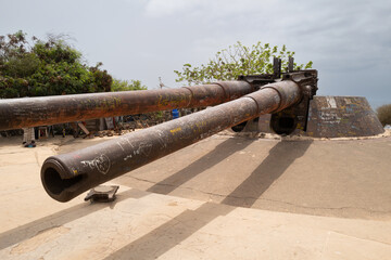 Les canons français qui défendaient l'île de Gorée au large de Dakar au Sénégal en Afrique...