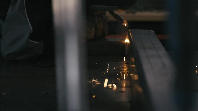 Mechaniker schwei&szlig;t den Stahltr&auml;ger in der Industrie-Fabrik zusammen