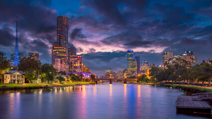 Obraz premium Panoramic image of Melbourne, Australia during summer sunset.