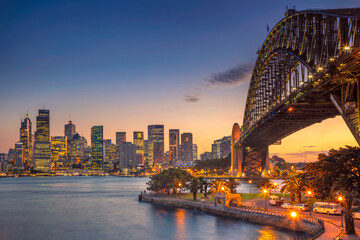 Obraz premium Cityscape image of Sydney, Australia with Harbour Bridge during summer sunset.