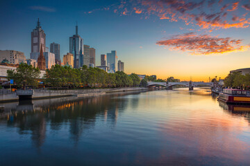 Obraz premium Cityscape image of Melbourne, Australia during summer sunrise.