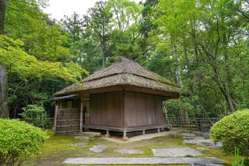 Fototapeta na wymiar 日本庭園と古びた日本家屋のコラボ情景