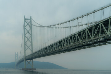 霧の中の海峡大橋