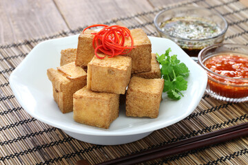 fried tofu with dipping sauce