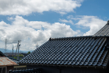 夏の屋根と空