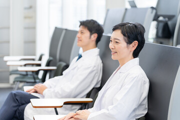 学会の発表を聞く医者