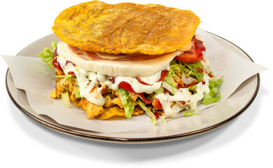 Patacón con pollo mechado, queso, lechuga, tomate, sobre un plato de cerámica 