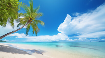 Obraz na płótnie Canvas 明るい暑い晴れた日に白い砂とヤシの木、ターコイズブルーの海の美しい海景の熱帯のビーチ。雲と青い空。夏休みGenerativeAI