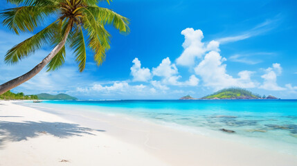 Fototapeta na wymiar 明るい暑い晴れた日に白い砂とヤシの木、ターコイズブルーの海の美しい海景の熱帯のビーチ。雲と青い空。夏休みGenerativeAI
