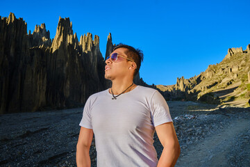 latin model with sunglasses posing in the mountains