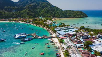 High angle view of the sea, Koh Phi Phi, a major tourist attraction Soak up the sun or go on an adventure trip. Take a walk and take pictures with the white beach mountains. - obrazy, fototapety, plakaty