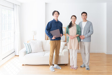 業者と高齢者夫婦（引越し・内見・見積り・相談）