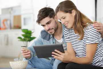Fototapeta premium portrait of a laughing young couple shopping online