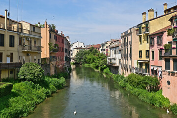 Fototapeta na wymiar Padova, il fiume Piovego Bacchiglione e Porta Ponte Molino - Veneto