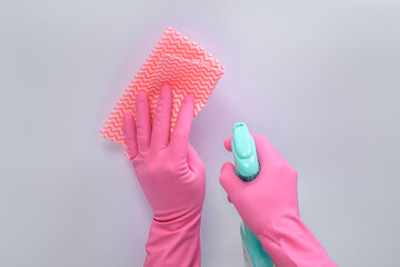 Ręce zabezpieczone rękawicami przed domową chemia do czyszczenia powierzchni  - obrazy, fototapety, plakaty
