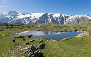 Fototapeta na wymiar petit lac près du lac noir dans les Arves en Oisans dans les Alpes en France devant la Meije