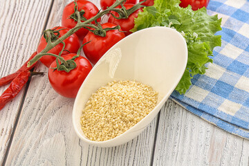 Raw sesame seeds in the bowl