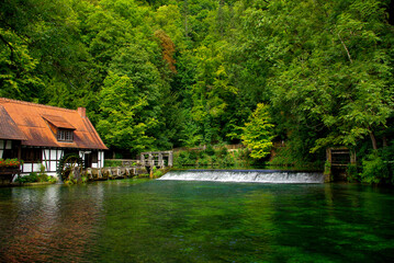 Alte Wassermühle und Blautopf, Blaubeuren, Baden-Württemberg, Deutschland.