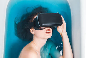 Naklejka premium In bath with a gadget