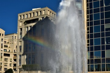 immeubles modernes avec une fontaine d'eau