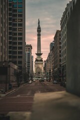 Fototapeta na wymiar Soldiers and Sailors Monument in the center of a vibrant city street