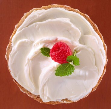 Joghurt Frischkaese Creme Broetchen mit Himbeere