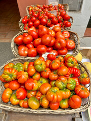 Verschiedene Tomaten an einem Marktstand
