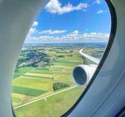 Blick aus dem Flugzeugfenster eines startenden Airbus