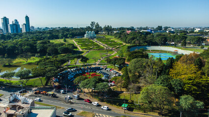 Visão aérea do parque Jardim Botânico na cidade de Curitiba Paraná Brasil captada do alto por um drone em um dia de sol de 2023.