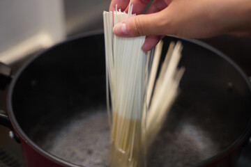 そうめんを鍋に入れる