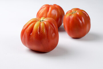 Ravvicinato di pomodori maturi su piano bianco