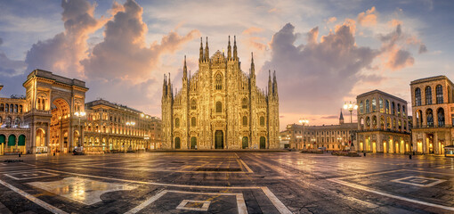 Fototapeta na wymiar Piazza del Duomo, Milan, Italy