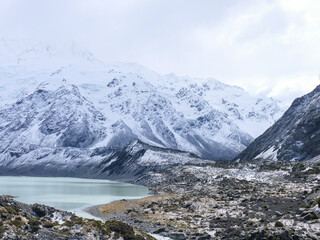 Fototapeta na wymiar Aussicht auf einen Gletschersee vor Bergen in der Region des Mount Cook in Neuseeland
