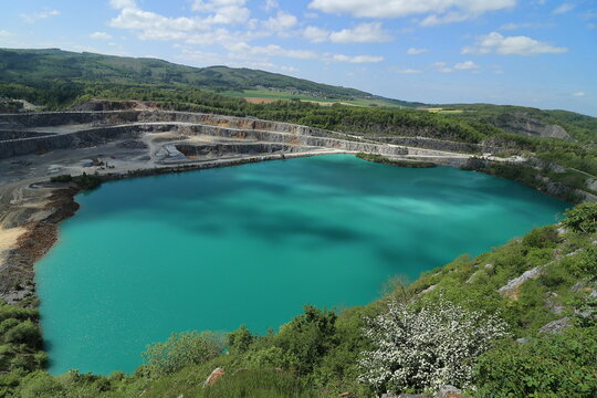 Blick auf die "Blaue Lagune" in einem Steinbruch der Stadt Balve im Sauerland