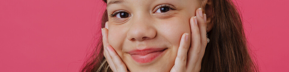 Naklejka premium White preteen girl wearing t-shirt smiling and looking at camera