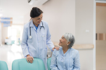 Elderly woman checkup Discuss the symptoms.