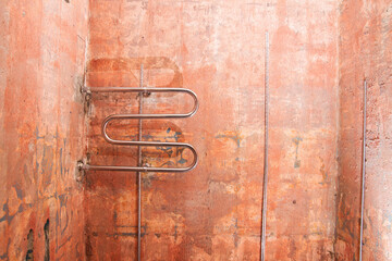 Primer betonokontakt on the walls and heated towel rail in the bathroom. Repair in the bathroom....